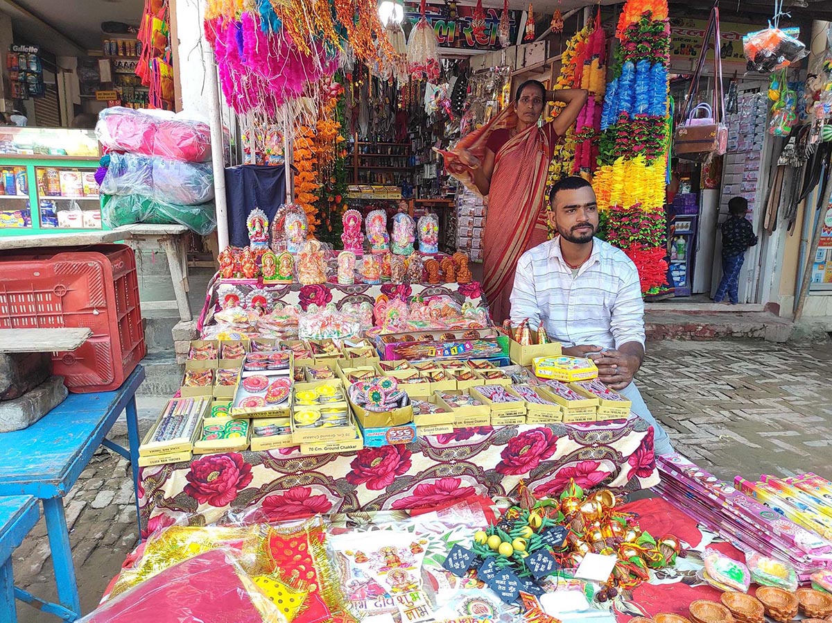 ग्राहकको प्रतीक्षा गर्दै व्यापारी