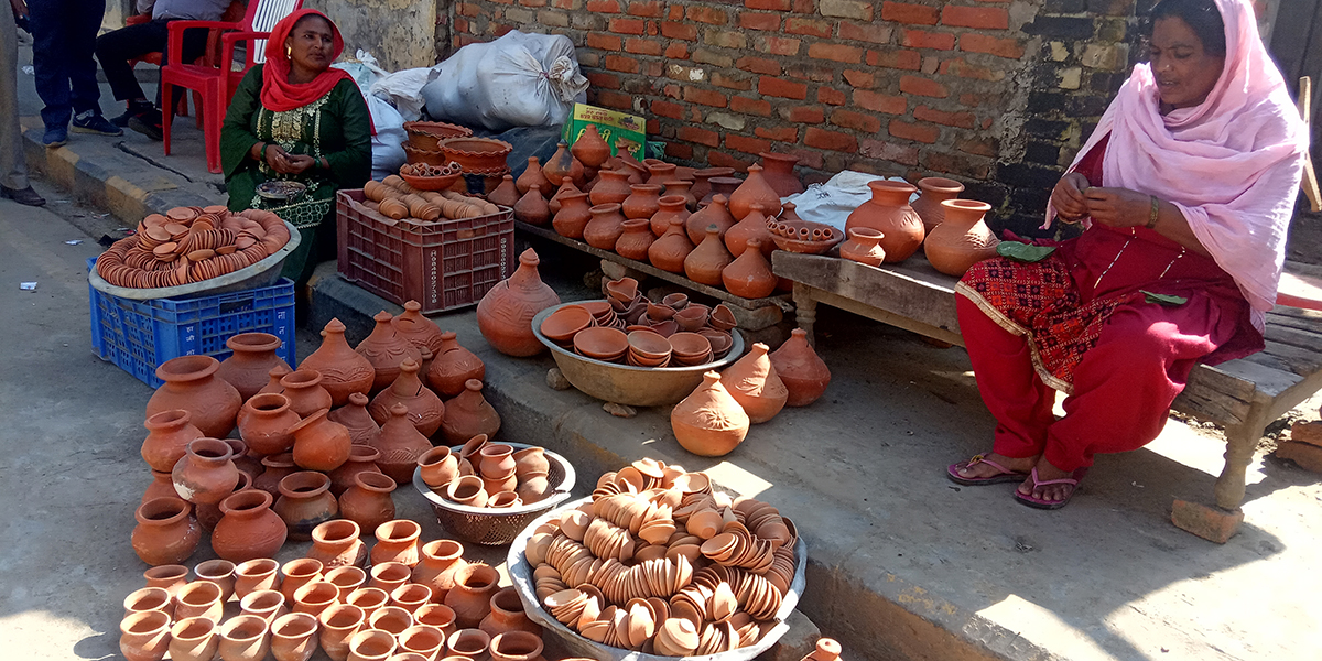 तिहारको लागि माटाका सामग्री बिक्री गर्दै महिला