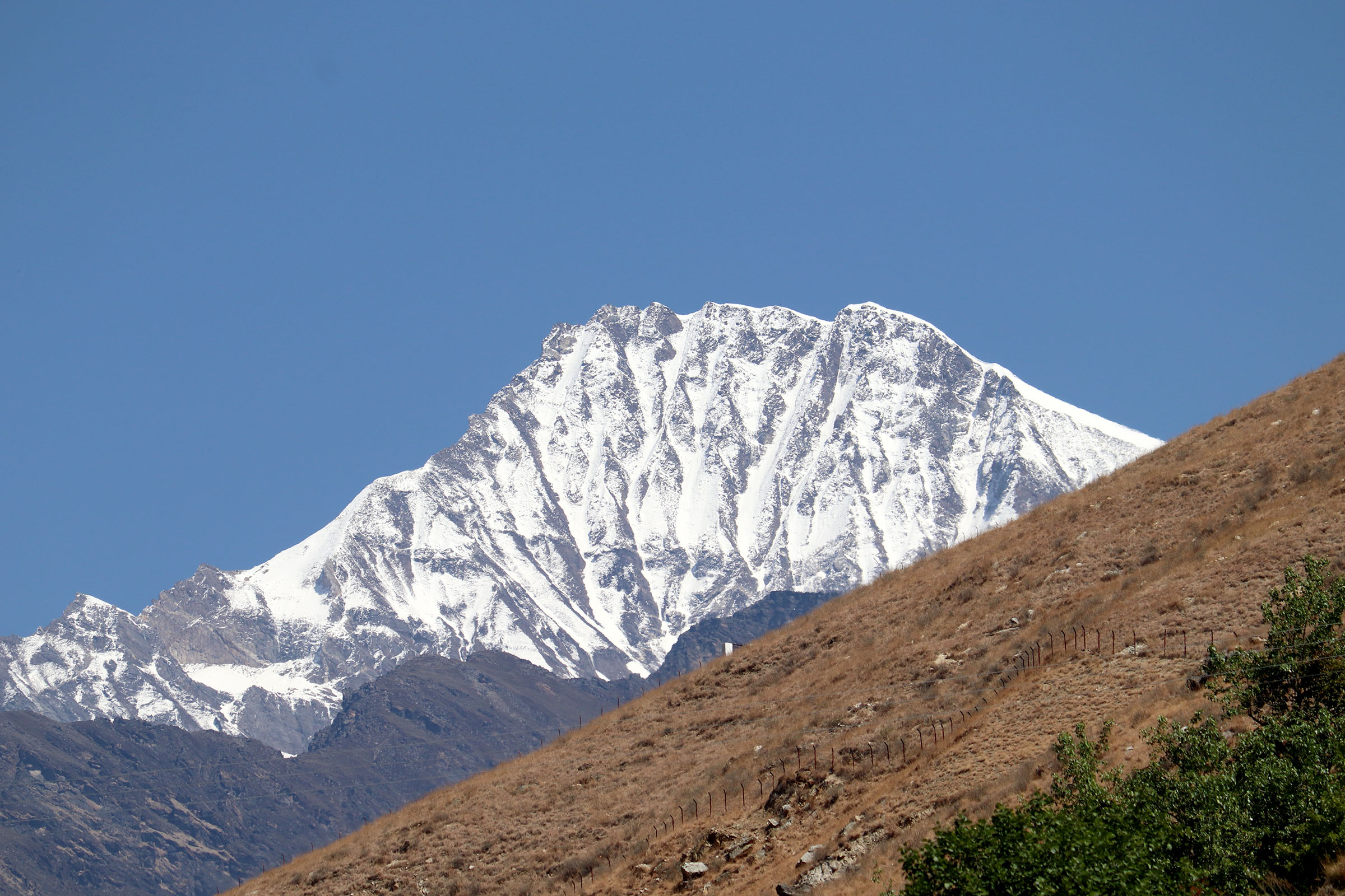 डाेल्पामा रहेकाे मुकुटेश्वार हिमाल