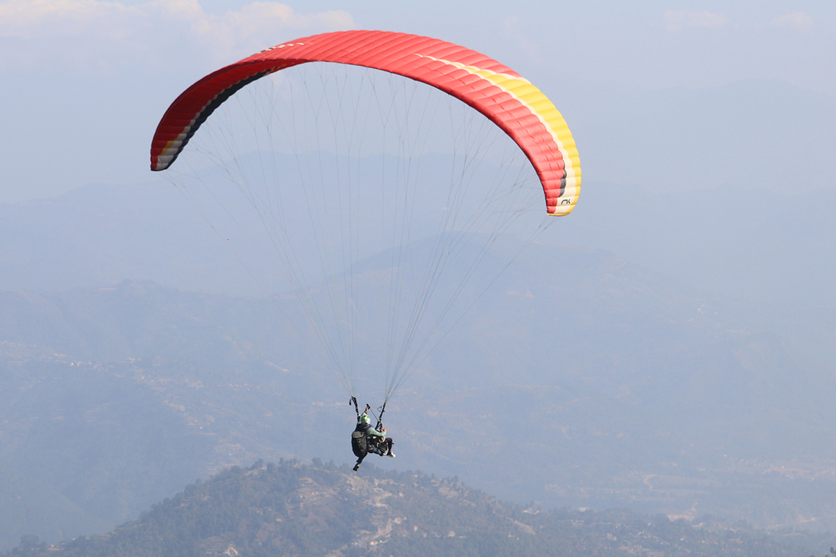 काठमाडाैंकाे शंखरापुरमा प्याराग्लाईडिङ