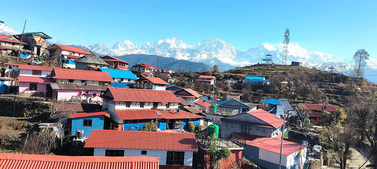 माैसममा सुधार : मनास्लु हिमाल र घलेगाउँको दृश्य