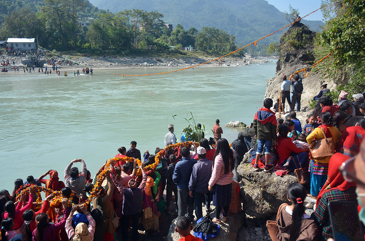 एकादशीमा अचम्मकाे दृश्य, नदीमा फूलको तोरण तार्दै भक्तजन