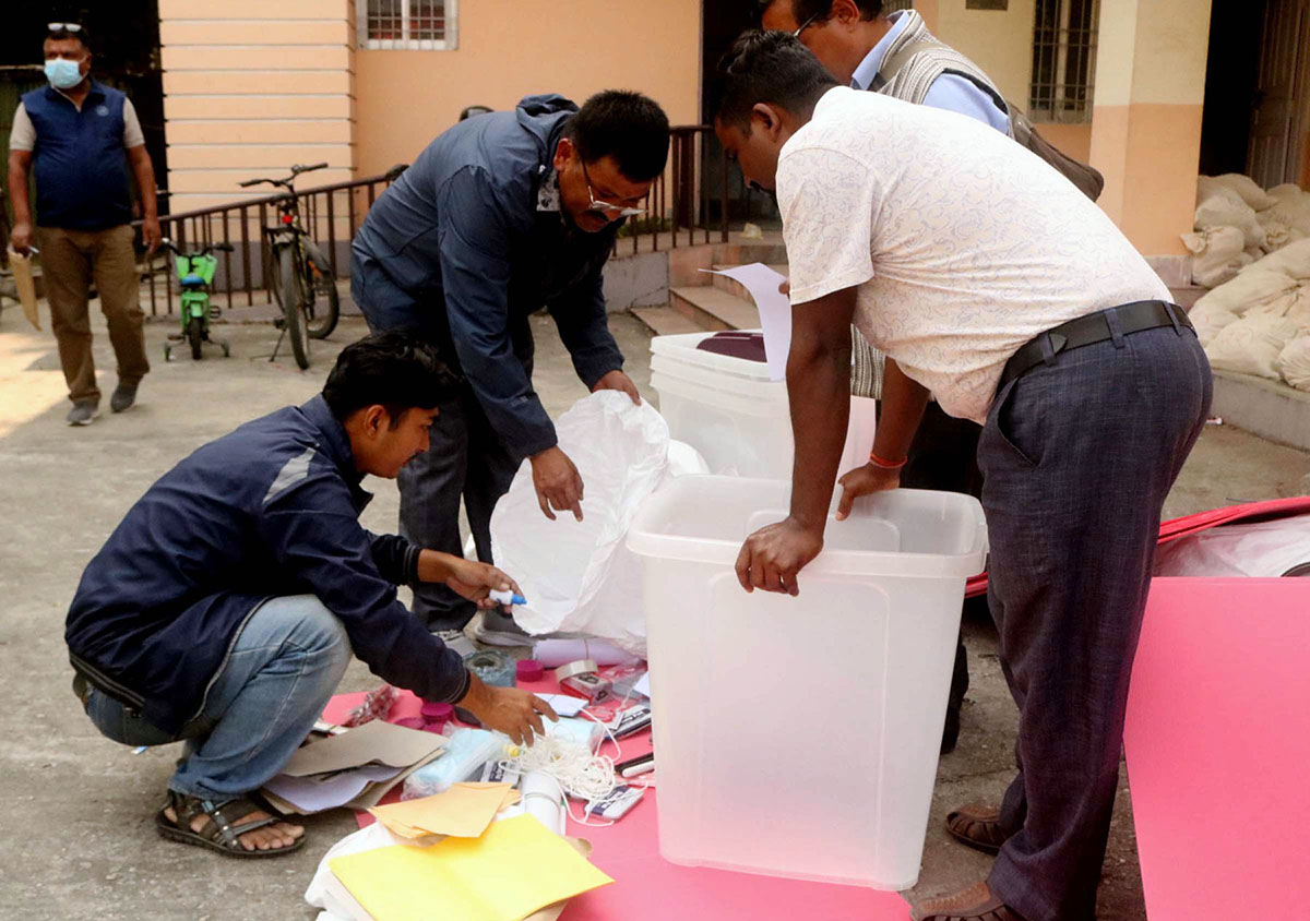 निर्वाचन सामाग्री रुजु गरिदै