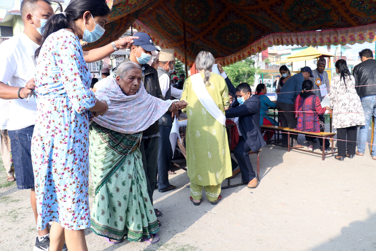 मतदान केन्द्रमा ज्येष्ठ नागरिक