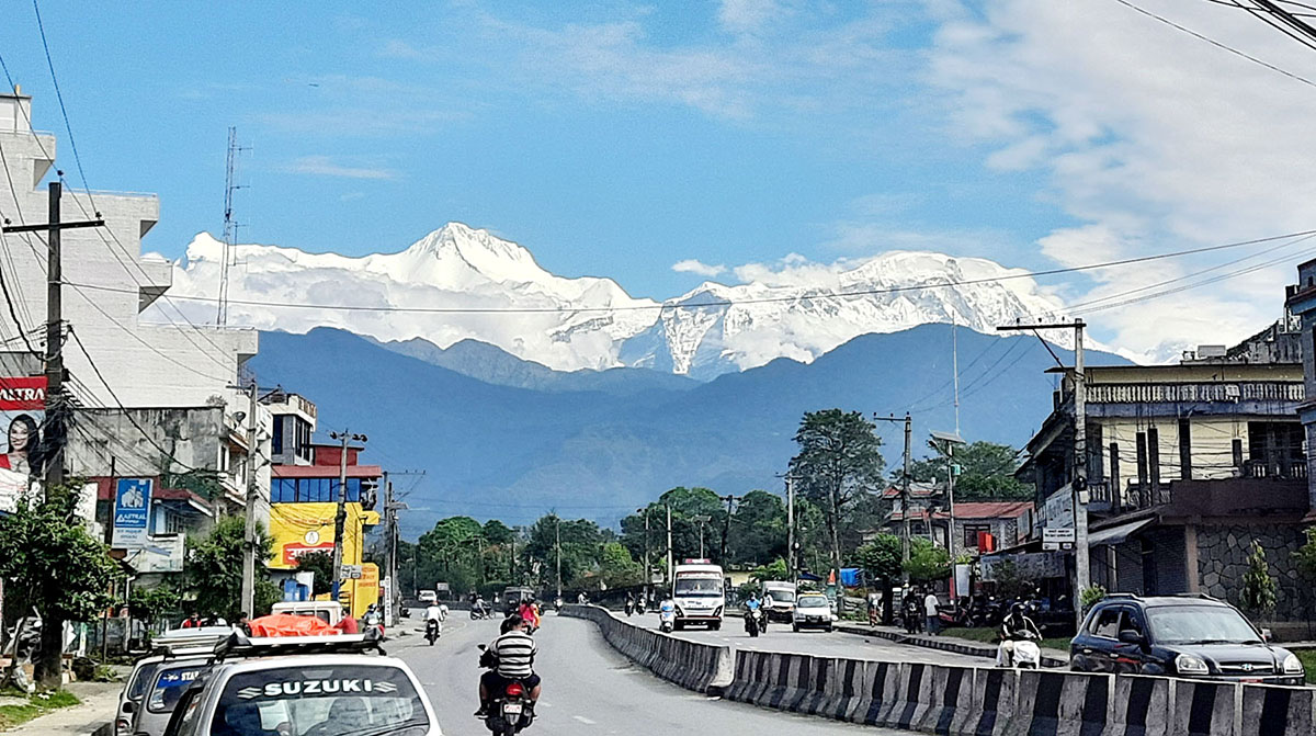 पोखराबाट देखिएको अन्नपूर्ण हिम श्रृंखलाको दृश्य