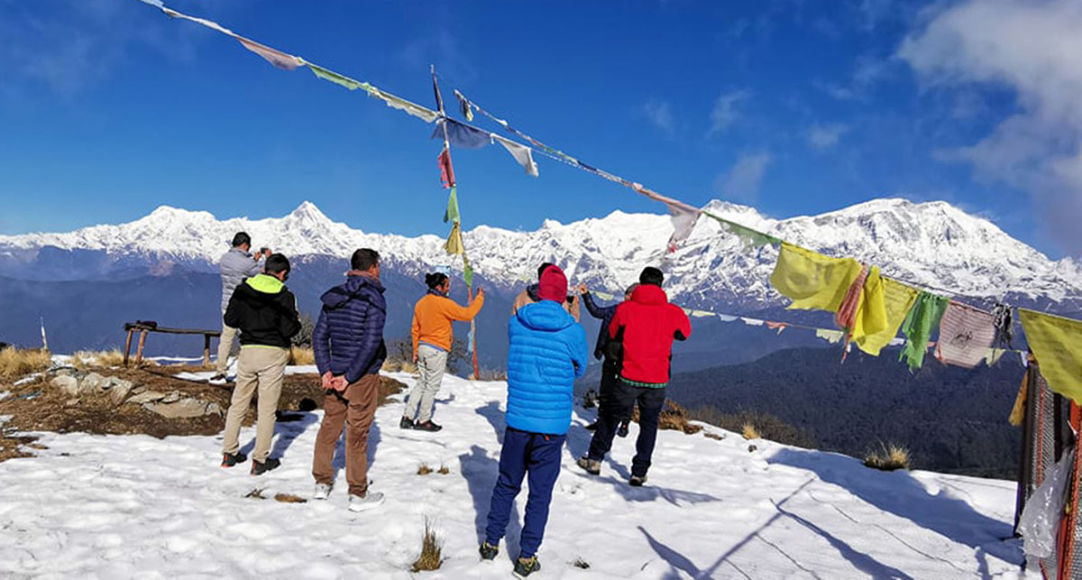 पर्यटकीय स्थल करापुडाँडाबाट हिमाल अवलोकन गर्दै पर्यटक