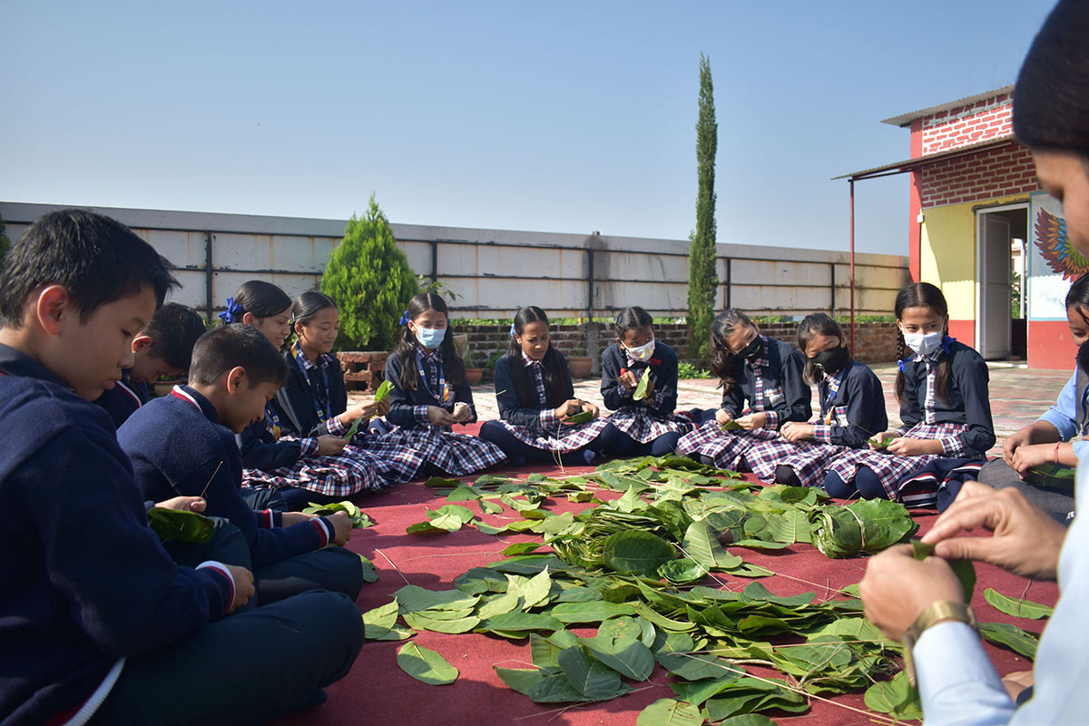 सीप सिक्दै घाेराहीका विद्यार्थी