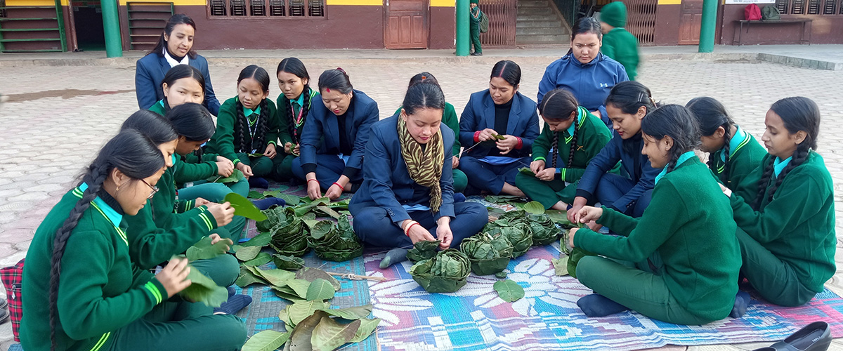 दुनाटपरी बनाउन सिक्दै विद्यार्थी