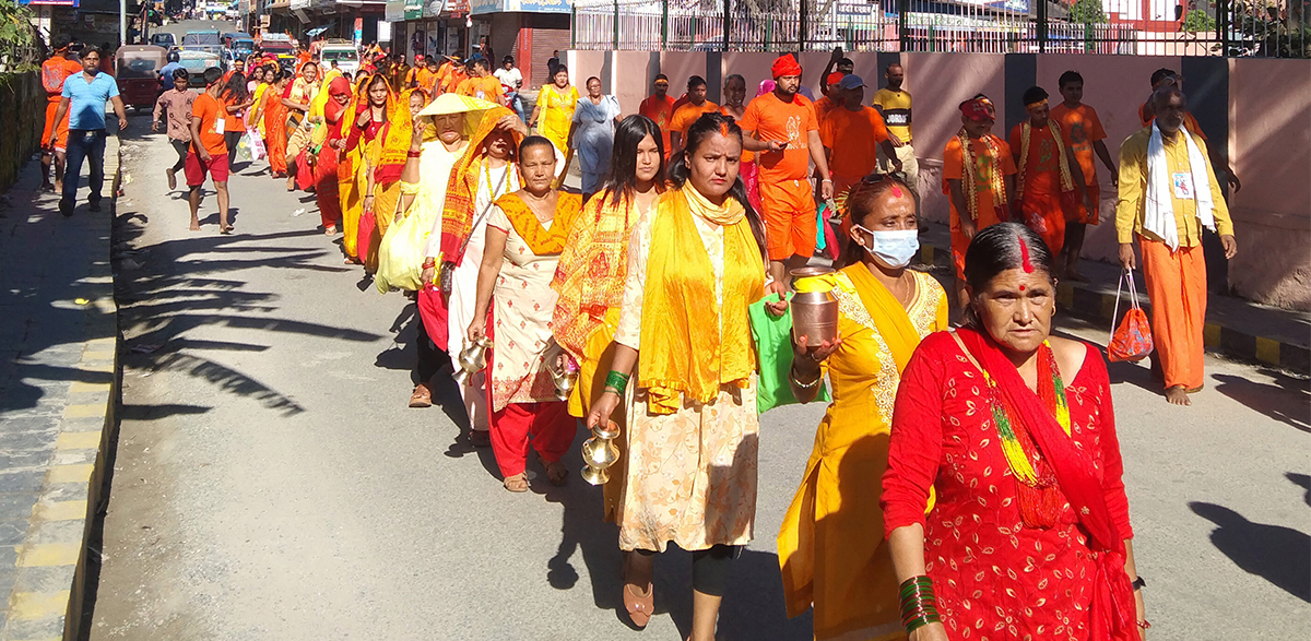 बोलबम यात्रामा निस्किएका भक्तजन