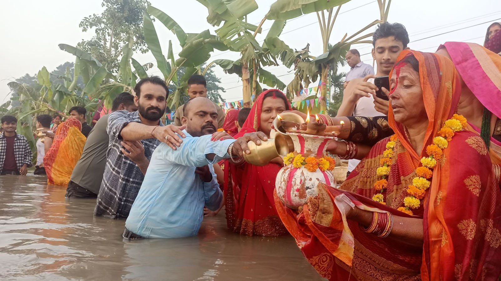 सूर्यलाई अर्घ्य दिँदै