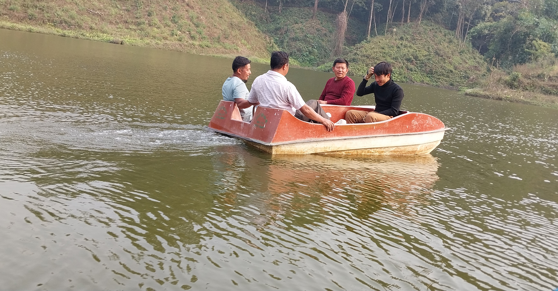 डुङ्गामा रमाउँदै आन्तरिक पर्यटक