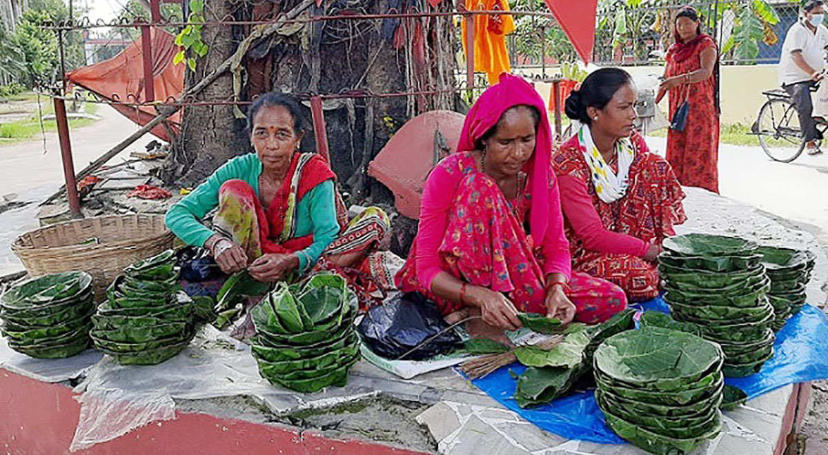 चाडपर्वका लागि दुना टपरी बनाउँदै थारू महिला