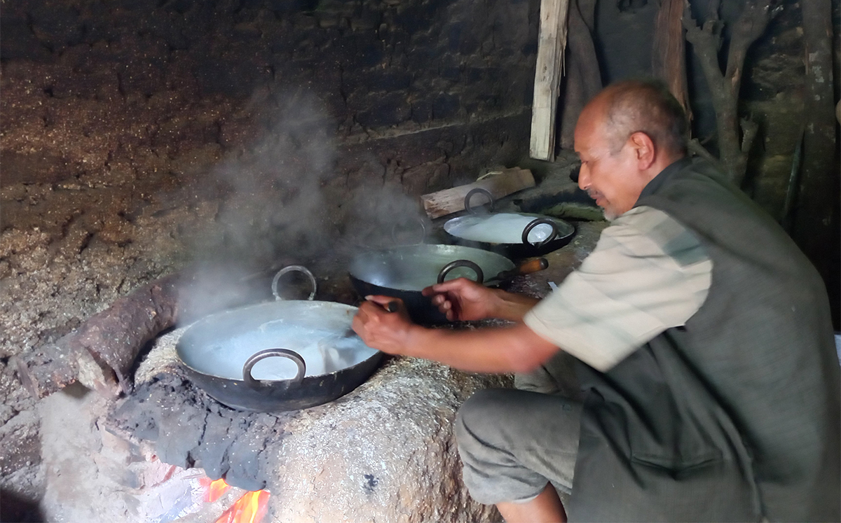 खुवा बनाउँदै बेथानचाेक काभ्रेका एक स्थानीय