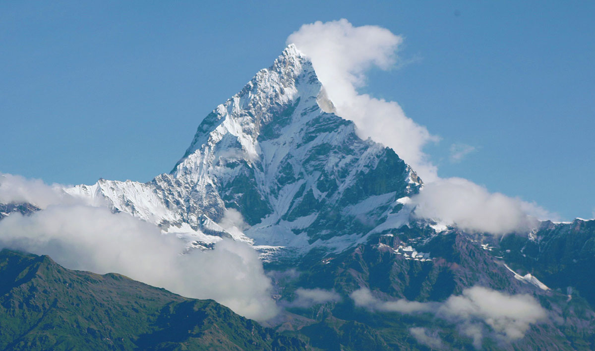 मौसम खुलेपछि देखिएकाे मनाेरम 'माछापुच्छे हिमशृङ्खला'