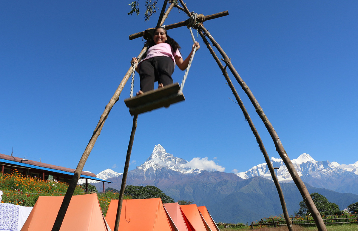 चचहुईँ : दशैँकाे अवसरमा पिङ खेल्दै किशोरी