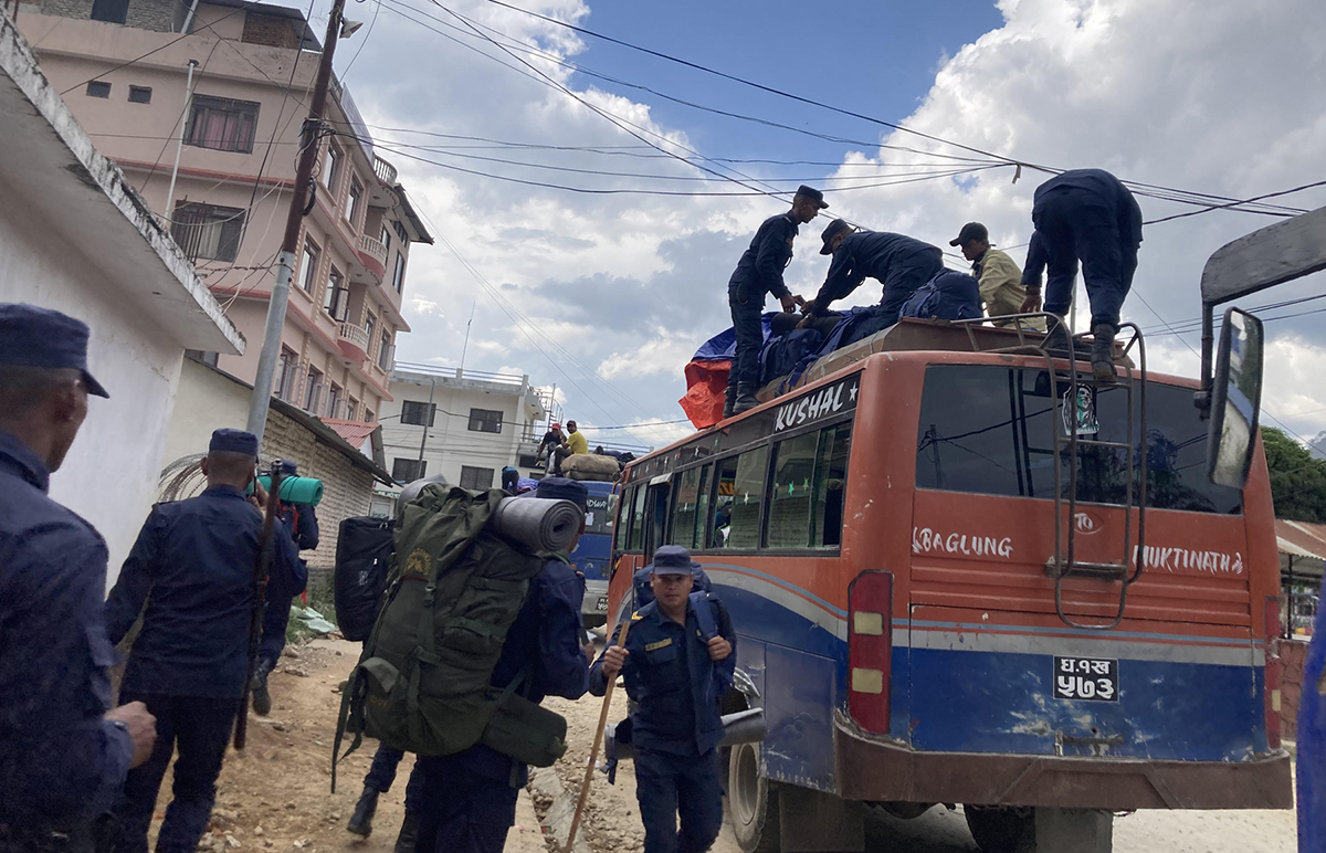 निर्वाचनमा खटिएका सुरक्षाकर्मी गन्तव्यमा जाँदै