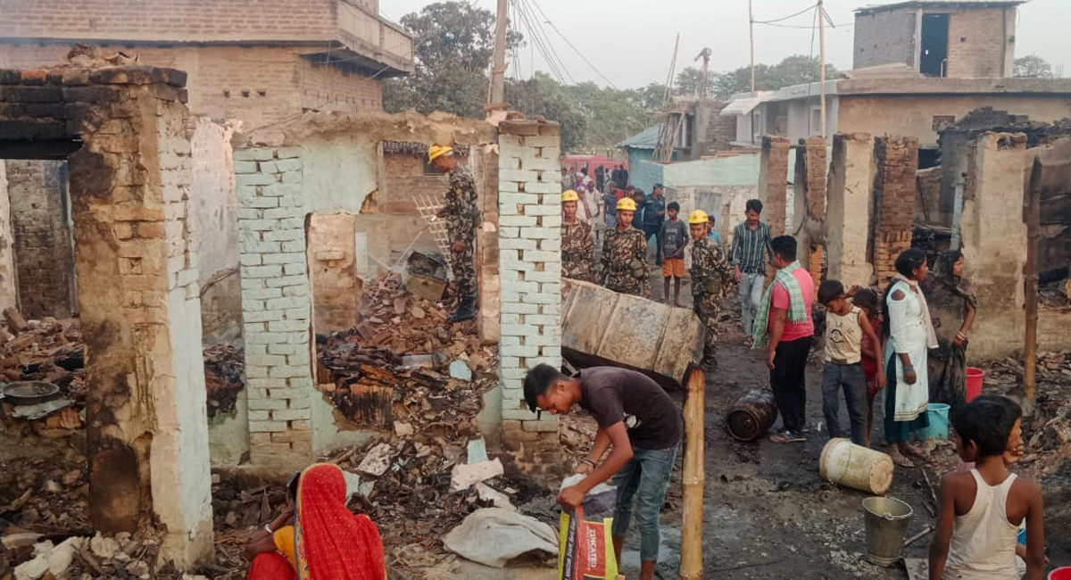 सर्लाहीकाे विष्णु गाउँपालिका बाराउद्योरणमा भीषण आगलागी, ६५ घर जलेर नष्ट