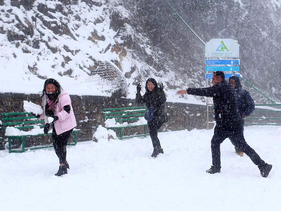 काठमाडाैंकाे चन्द्रागिरीमा हिमपात, हिउँमा रमाउँदै सर्वसाधारण (फाेटाेफिचर)