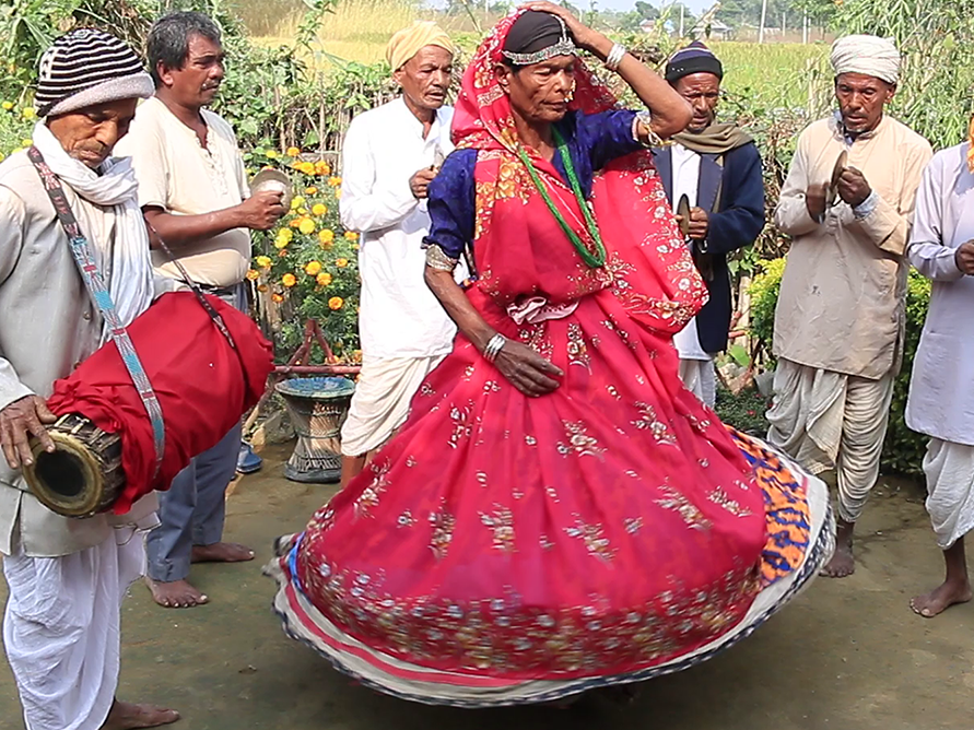 थारू समुदायकाे ऐतिहासिक 'झुम्रा नृत्य'