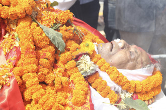 कांग्रेस नेता गिरीको शवयात्रा सातदोबाटो हुँदै आर्यघाटसम्म 