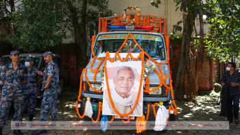 दिवंगत गिरीकाे पार्थिव शरीरमा श्रद्धाञ्जली (फाेटाेफिचर)