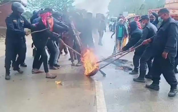 जनमत पार्टीले गरेकाे बन्दका कारण राैतहटमा यातायात क्षेत्र प्रभावित