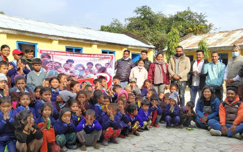 एकीकृत समाजवादी निकट अनेरास्ववियुद्वारा विपन्न र बालबालिकालाई न्यानाे कपडा वितरण