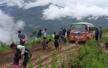 सिन्धुपाल्चाेकका विभिन्न स्थानमा पहीराे, हेलम्बु र अरनिको राजमार्ग अवरुद्ध