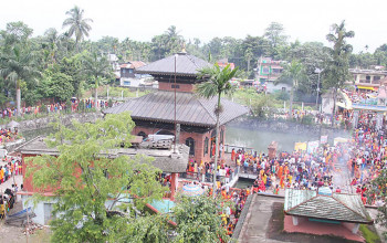 पूर्वकाे पशुपतिनाथ : पितृको नाममा दीप प्रज्वलन गर्न जलेश्ववरधाममा भक्तजनको ओइरो