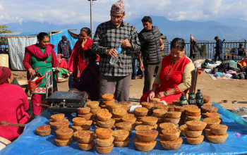 खादबारीकाे हाट बजारमा बेच्न राखिएको सखर