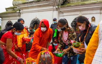 बन्द पशुपतिनाथ मन्दिरमा भक्तजनको भीड (फोटोफिचर)