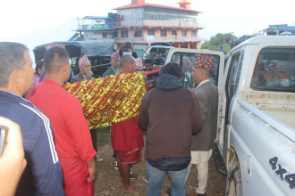 गोरखाबाट काठमाडाैं पठाइयाे फूलपातीकाे डाेली