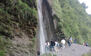 आन्तरिक पर्यटकको रोजाइँमा म्याग्दी दूधेखोलाको कोप्रे झरना