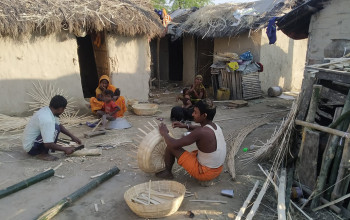 छट पर्वका लागि बाँसका सामग्री बनाउन व्यस्त मरिक समुदाय