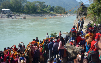 एकादशीमा अचम्मकाे दृश्य, नदीमा फूलको तोरण तार्दै भक्तजन