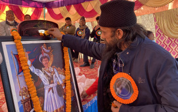 पृथ्वीनारायण शाहको तस्बिरमा माल्यार्पण गर्दै सर्वसाधारण