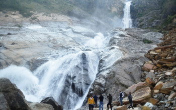 रुप्से झरनामा आन्तरिक पर्यटककाे घुइँचाे