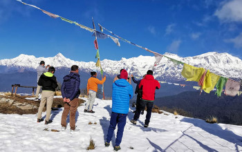 पर्यटकीय स्थल करापुडाँडाबाट हिमाल अवलोकन गर्दै पर्यटक