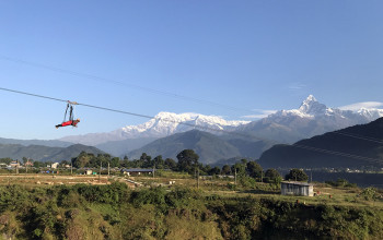 पाेखराकाे सराङकाेटमा रहेकाे जिपलाइनमा रमाउँदै पर्यटक