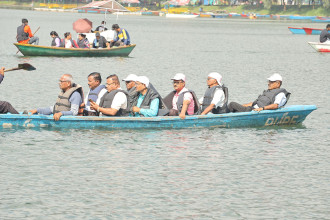 डुङ्गा सयर गर्दै भारतीय पर्यटक