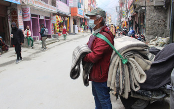 ग्राहककाे पर्खाइमा काम्लो व्यापारी