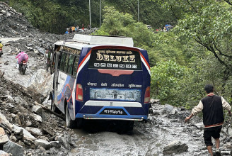 सिरुबारीको पहिरोले बेनी-जोमसोम सडक दुर्घटनाको जोखिममा