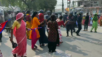 इनरुवामा लघुवित्त  पीडित र प्रहरीबीच झडप 