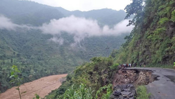 पृथ्वी राजमार्गको भासिएको सडकबाट एउटा कार मर्स्याङ्दी नदीको खोंचमा खसेको भेटियो