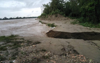 कर्णाली नदी गाउँ पस्यो, स्थानीयलाई सुरक्षित स्थान तर्फ सारिँदै