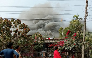 झापाको जुत्ता उद्योगमा भीषण आगलागी, दमकल बिग्रिँदा आगो निभाउन समस्या