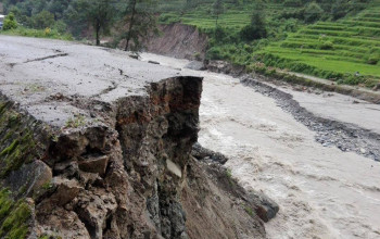 अरनिको राजमार्गमा २० मिटर सडक भासियो, सवारी सधानको आवागमन रोकियो 