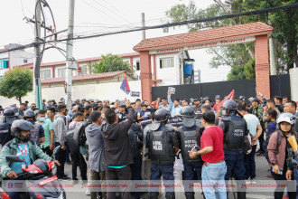 इम्बोस्ड नम्बर प्लेट अनिवार्य गर्ने सरकारको रवैयाप्रति राजधानीमा युवाको विरोध (फोटो फिचर) 