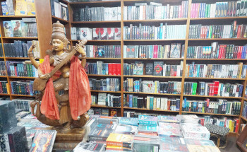 ठमेलमा पुस्तकको व्यापार बढ्दै, ‘फरगेट काठमाडौँ’ पर्यटकको रोजाइमा