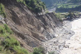 विपद् पीडा : बिपी राजमार्गसहित भित्री सडक बगेपछि जनजीवन कष्टकर